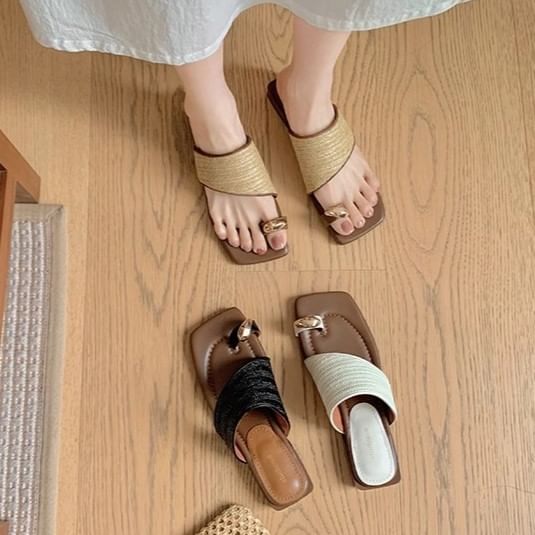 Straw Toe Loop Sandals